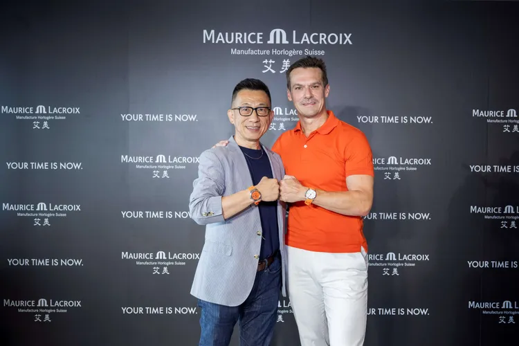 殷明貿易有限公司總經理蔡光明（左）與品牌全球銷售總監Marcel Gut，於今舉辦的記者會中一同歡慶艾美表重新返台。品牌提供