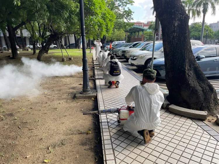 市府派員持續噴藥化學防治。市府提供