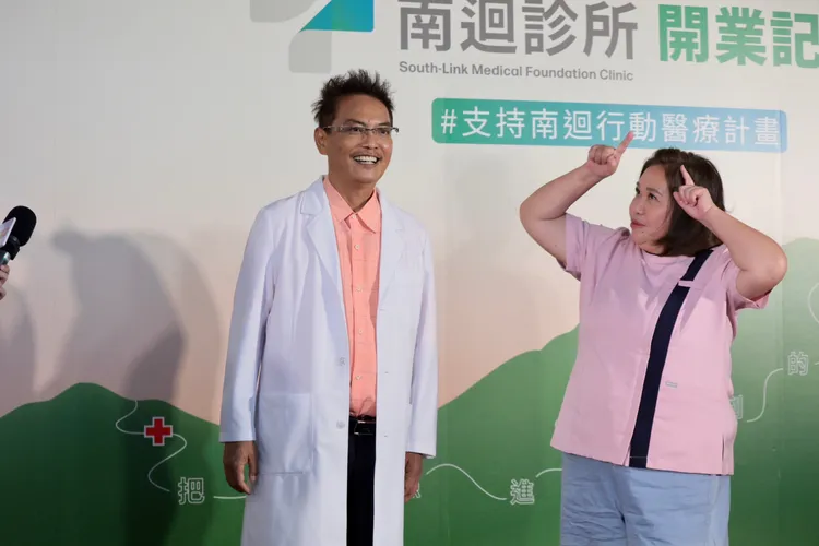 超人醫師徐超斌(左)強調，自始至終都沒有放棄南迴醫院的遠大夢想。彭欣偉攝