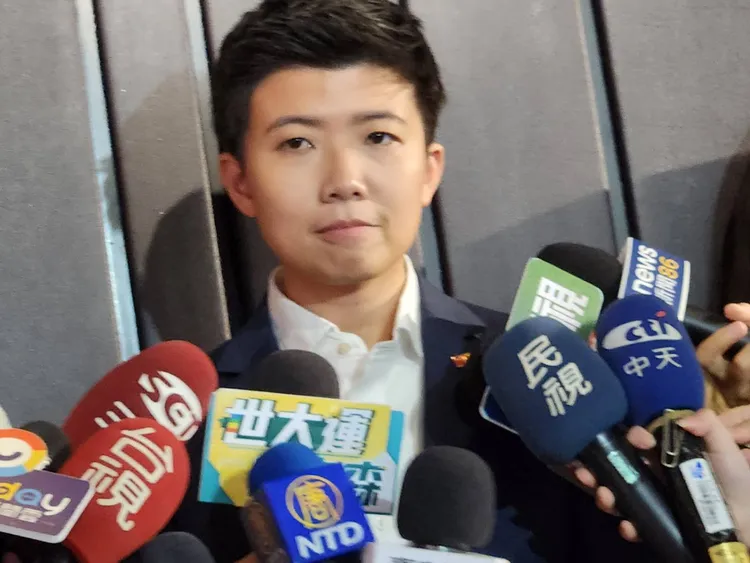 苗博雅接受媒體訪問回應北流議題。施智齡攝