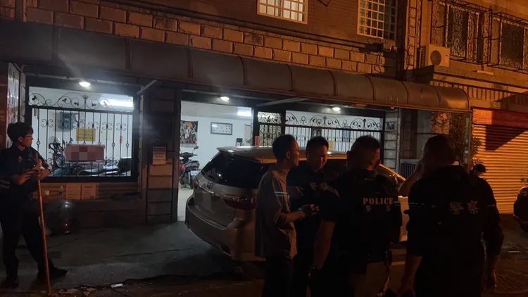 鄧嫌砍傷警員與同鄉後逃逸，警方連夜展開圍捕。翻攝畫面