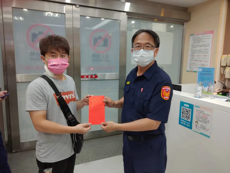 樹林警方前往慰問遭砍傷的警員。