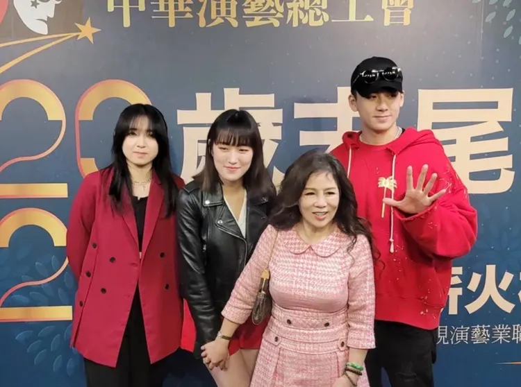 今年1月演藝總工會尾牙上寶弟（右起）和理事長曹雨婷、姊姊阿寶、妺妺寶妹同台。資料照片