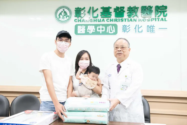 彰化基督教兒童醫院陳家玉院長(右一） ，贈送玩具及尿布表達祝福之意。院方提供
