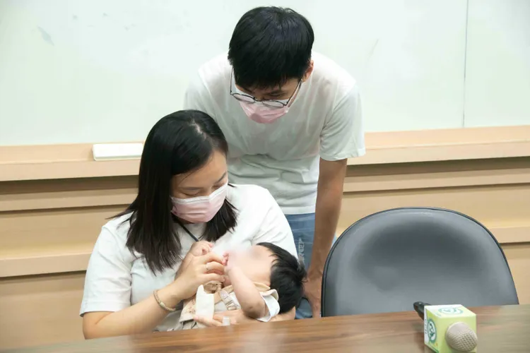 小男嬰現在吃得好、睡得飽、活動量也正常，家人感謝彰基所有的醫護人員的幫忙。院方提供