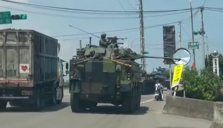 砲口「擊落」路邊反光鏡。讀者提供