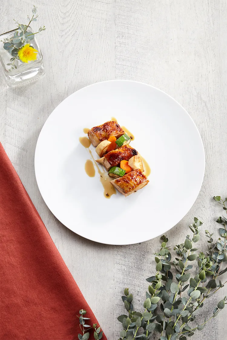 誠品行旅 In Between之間餐廳推出新菜「雲林紅羽土雞｜羊肚菇雞汁」。誠品行旅提供