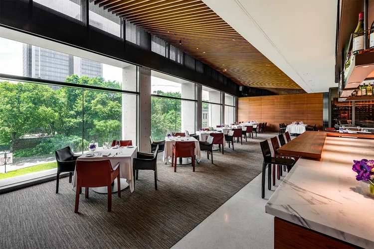 誠品行旅In Between之間餐廳，大面落地窗引進松菸的自然綠意。誠品行旅提供