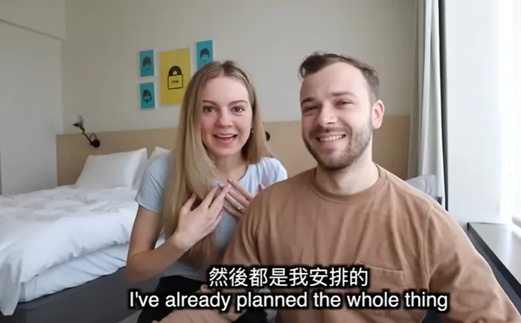 莫彩曦與老公Adam十分恩愛。翻攝莫彩曦YouTube