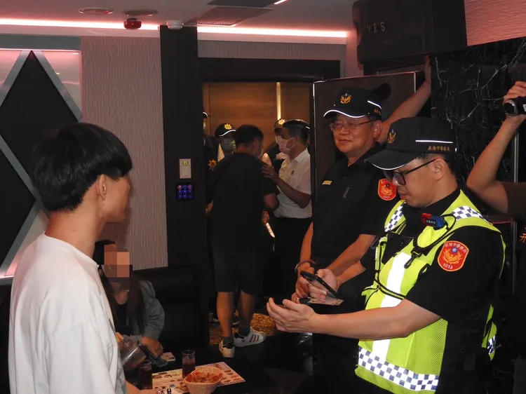 本次共出勤150名警力，鎖定轄內KTV、網咖、撞球場等場所。翻攝照片