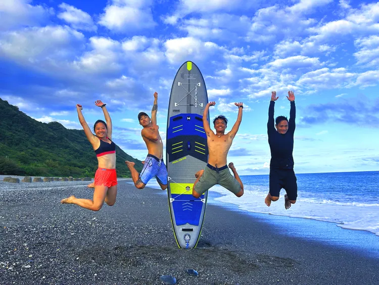 遠雄悅來設計立式划槳、獨木舟、溯溪，由專業教練團隊全程帶隊，享受清涼一夏樂趣。遠雄悅來提供