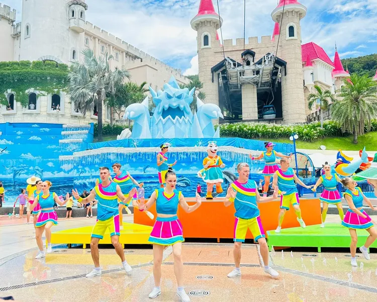 今年大海冰怪來襲，除了帶來最狂的大水砲及酷涼冰塊外，今年更增加大型狂風水霧，電音風格水花hi派對。遠雄海洋公園提供