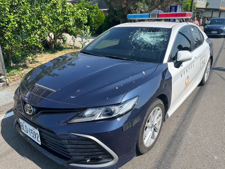 警車前擋風玻璃破裂。民眾提供