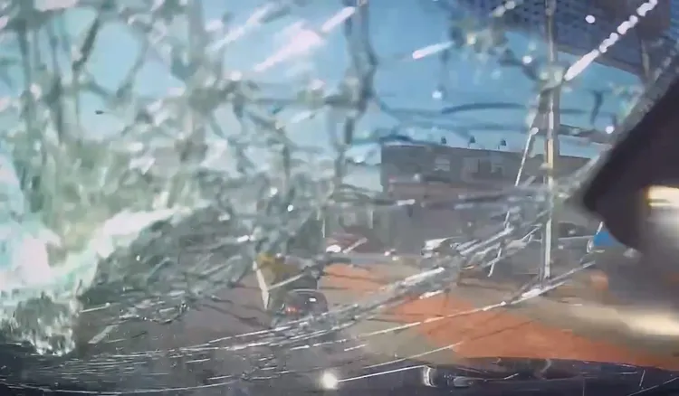 警車前擋風玻璃被林男持鐮刀擊破。民眾提供