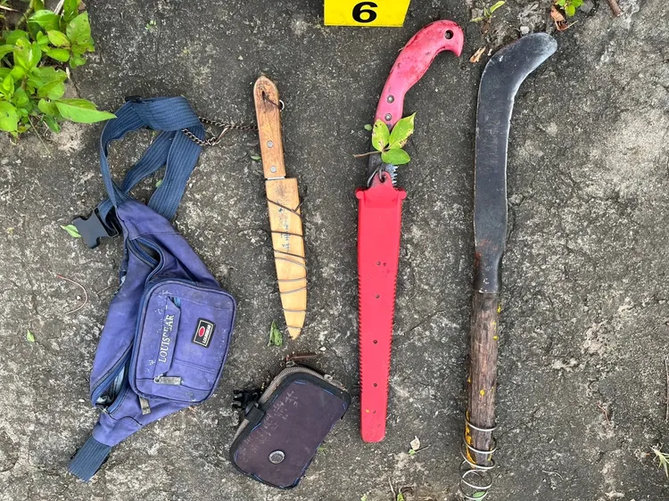 林男身上帶了鐮刀、鋸子等刀具。民眾提供