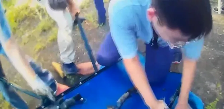 警方合力壓制林男。民眾提供