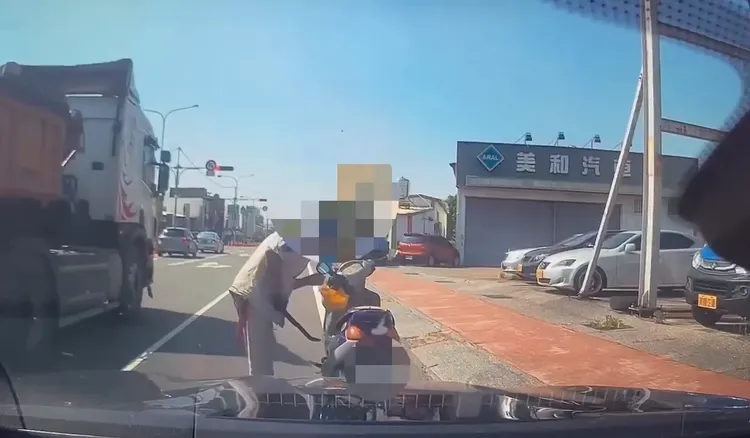 林男停車後持鐮刀砍擊警車。民眾提供