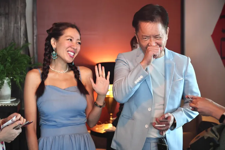 劉伊心（左）和老公林志隆一同出席老虎牙子「超有氧能量大使發佈會」。林林攝