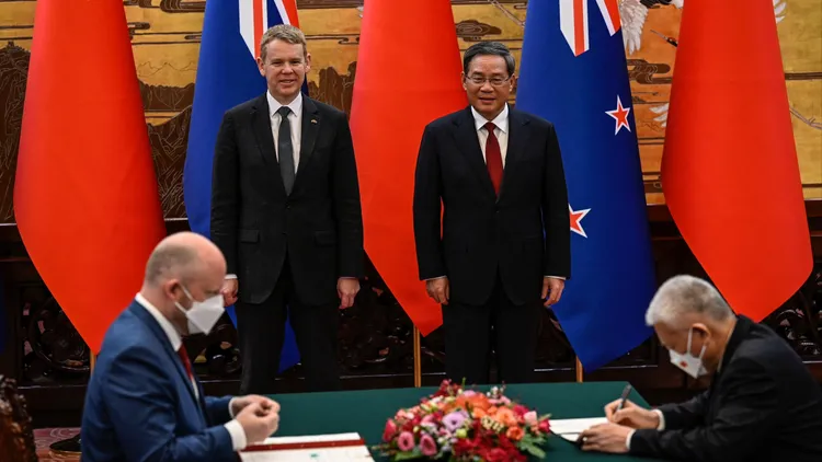 紐西蘭總理希金斯（後左）訪問中國，並與中國總理李強（後右）見證雙方簽署7項合作文件。路透社