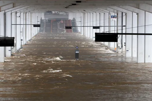 圖多|首爾車道成河道 南韓暴雨500航班受影響