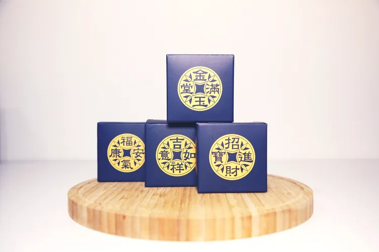 商品包裝結合中西文化，呼應「黑金鳳梨酥」內容物古錢幣的視覺，分別用「福氣安康」、「招財進寶」、「吉祥如意」、「金玉滿堂」禮盒外型。昇恆昌提供