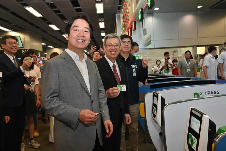 陳建仁臉書笑指陳其邁大概看老師當院長，對他講話都沒在客氣。行政院提供