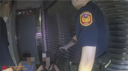 基隆男感情受挫!借酒澆愁欲攻擊路人 警拔「電擊槍」化解衝突