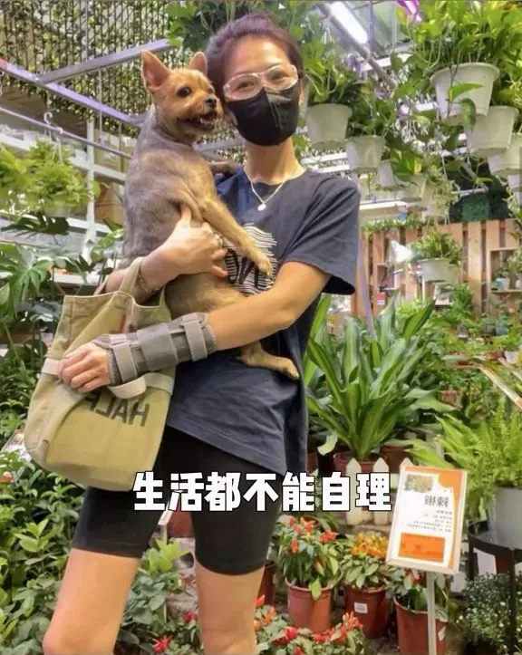 Peggy因長年做手工飾品，手一度出問題，嚴重時生活無法自理。翻攝何潤東抖音