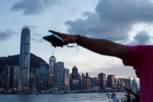 香港推「控菸文化」用眼神殺死你　衛生高官：全場盯到他不抽