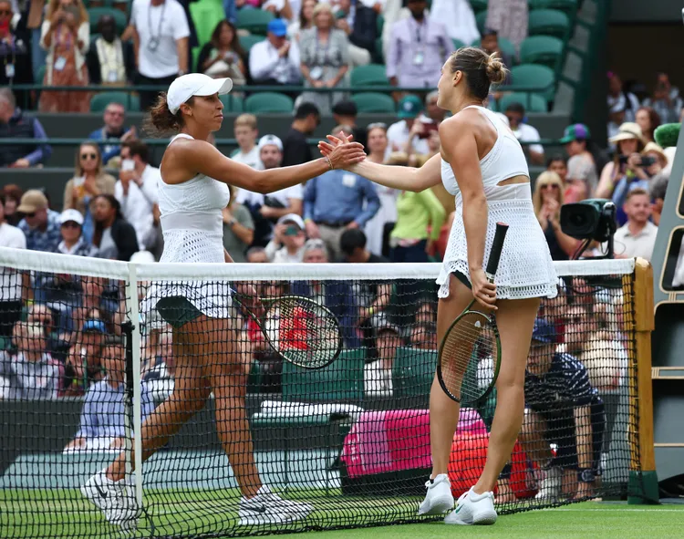 白俄羅斯莎巴蓮卡（右）和美國基絲穿同款球衣。路透社