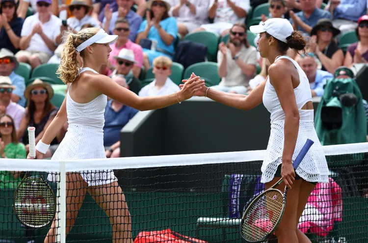 美國基絲（右）和俄羅斯安德瑞娃也穿同款球衣出賽。路透社