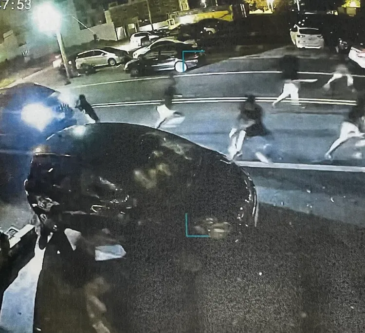 嫌犯砸車後鳥獸散。民眾提供