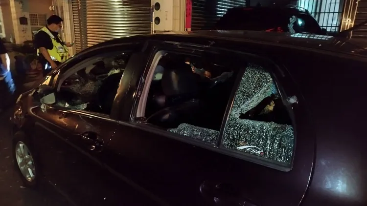自小客車所有車窗都被砸碎。民眾提供