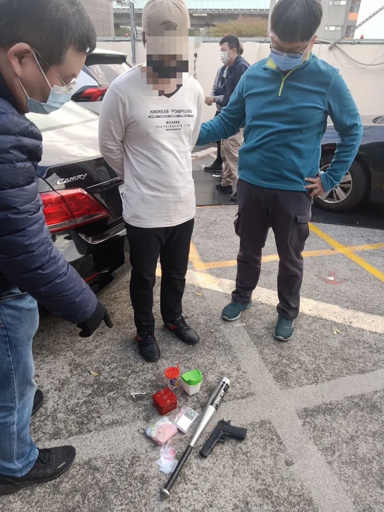 警方在陳姓齒模師車內起出球棒、玩具手槍等犯案工具。民眾提供