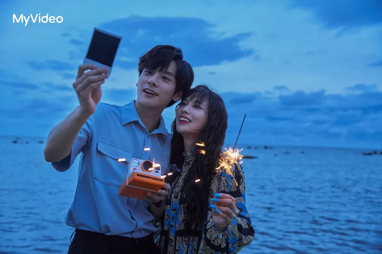 魏哲鳴（左）和王霏霏在朝夕相處下相熟相戀。MyVideo提供