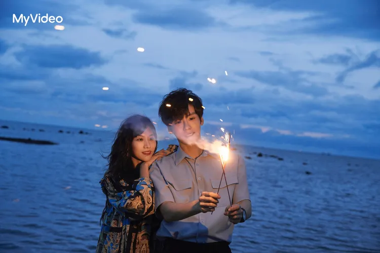 魏哲鳴（右）和王霏霏共譜浪漫奇幻愛情。MyVideo提供