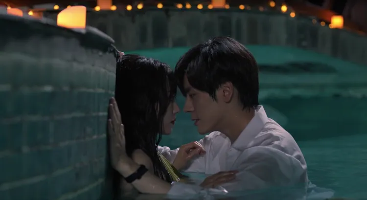 魏哲鳴（右）、王霏霏火辣「泳池吻」登熱搜。翻攝MyVideo