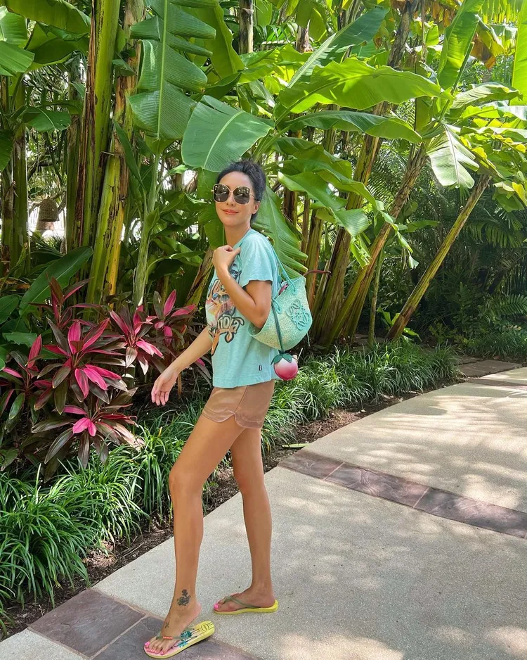 關穎背上西班牙時尚品牌LOEWE以島嶼度假為靈感打造的2023 Paula's Ibiza編織包款，呼應度假好心情。翻攝kwanterri IG