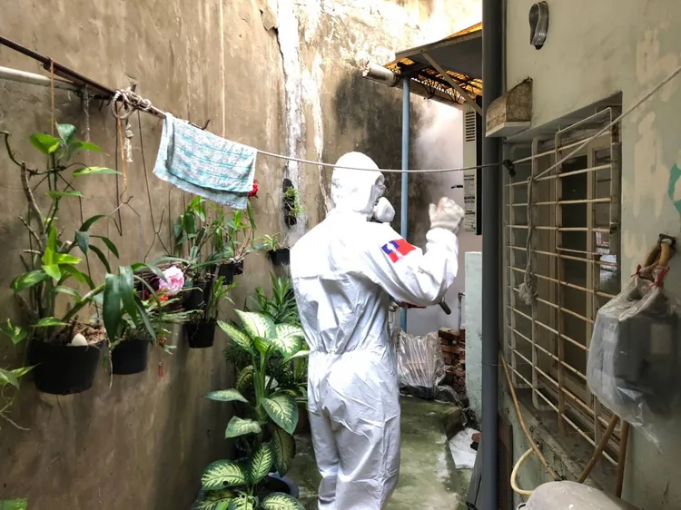 市府派員持續噴藥化學防治。市府提供