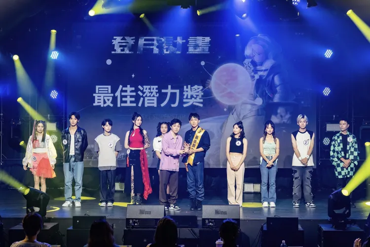 小宇與艾薇出席《登月計畫》。艾慕影藝提供