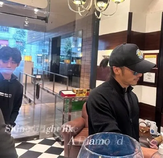 謝霆鋒與Lucas另個角度照。翻攝芒果撈小萌主微博