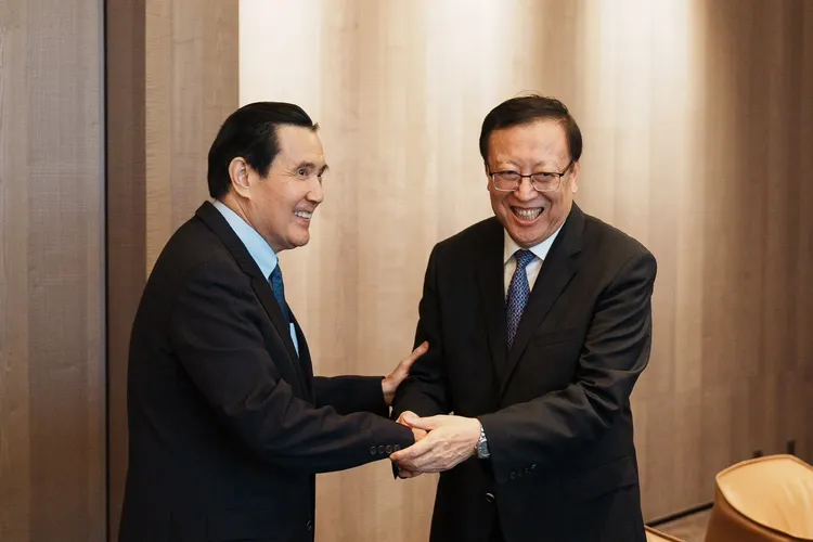 馬英九和北京大學黨委書記郝平握手。馬英九基金會提供