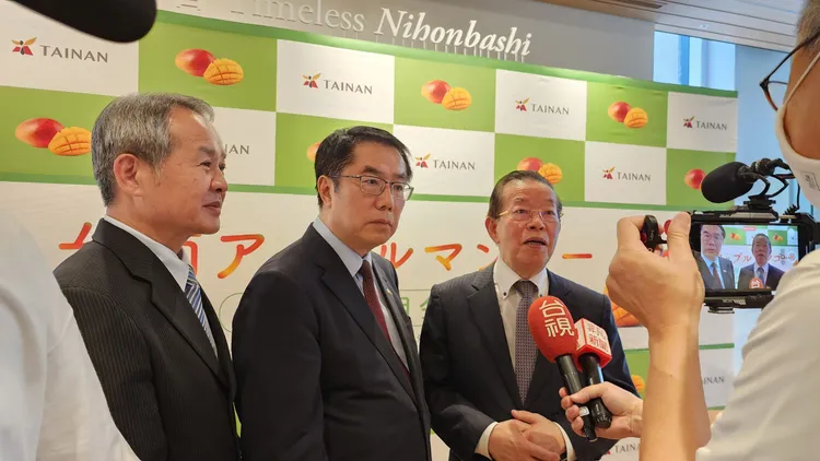 黃偉哲赴日行銷台南芒果，登上日媒版面。市府提供