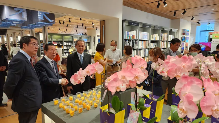 記者會現場布置特別結合台南芒果與台南蘭花。市府提供