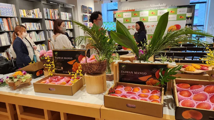 御中元芒果禮盒走精品路線。市府提供