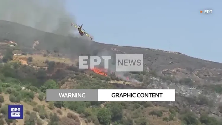 希臘羅德島一架消防飛機7月25日進行空中滅火時不幸墜毀。圖為失事前直播畫面。路透社影片截圖