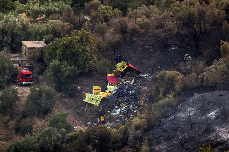 希臘消防飛機在艾維亞島墜毀的現場。路透社