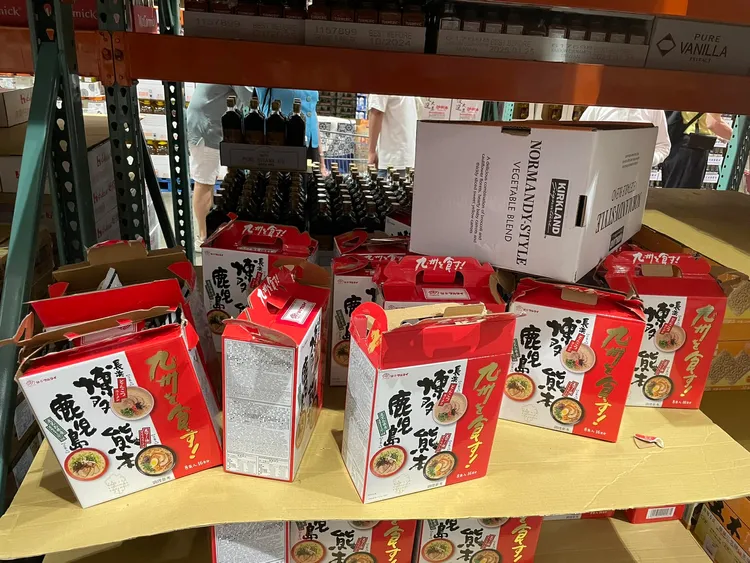 多箱拉麵竟被人打開，疑似是為了偷換口味。翻攝自「Costco好市多 商品經驗老實說」臉書