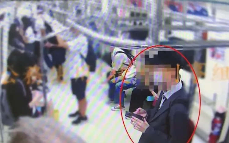 警方根據衣物特徵埋伏多日，終於將這位遛鳥俠逮獲。翻攝畫面