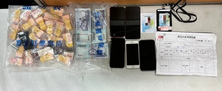 警方起出毒品、假識別證和偽造存款憑證收據。讀者提供